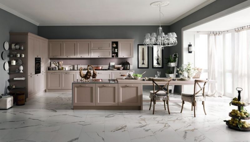 Quando si ha tanto spazio può essere comodo ed esteticamente gradevole avere l'isola come piano di appoggio Dibiesse cucine