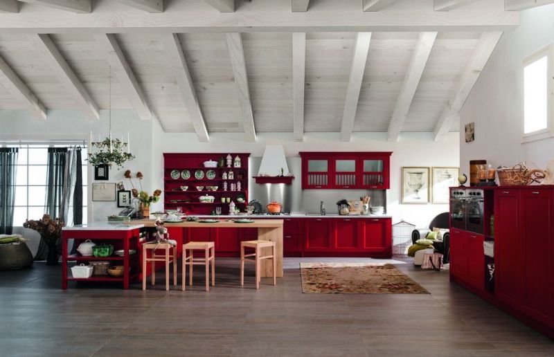anche in cucina è bello giocare con i colori, come in questa proposta con ante in rosso laccato Dibiesse rosso