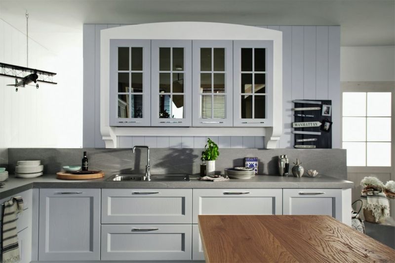 Cucina dallo stile country e shabby chic. Le finiture in frassino di diversi colori creano un'atmosfera calda e accogliente Cucina dibiesse