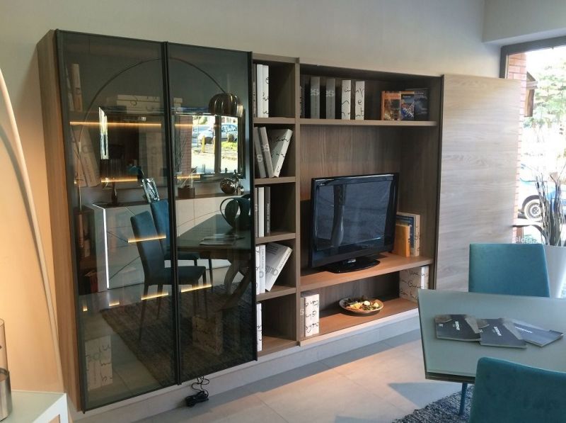 Armadio con vano porta tv, una soluzione moderna con vetrina porta oggetti Armadio ante vetro
