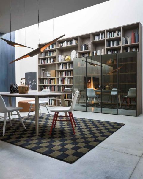 Una soluzione moderna di libreria, impreziosita da ante il vetro stop-sol Novamobili genova
